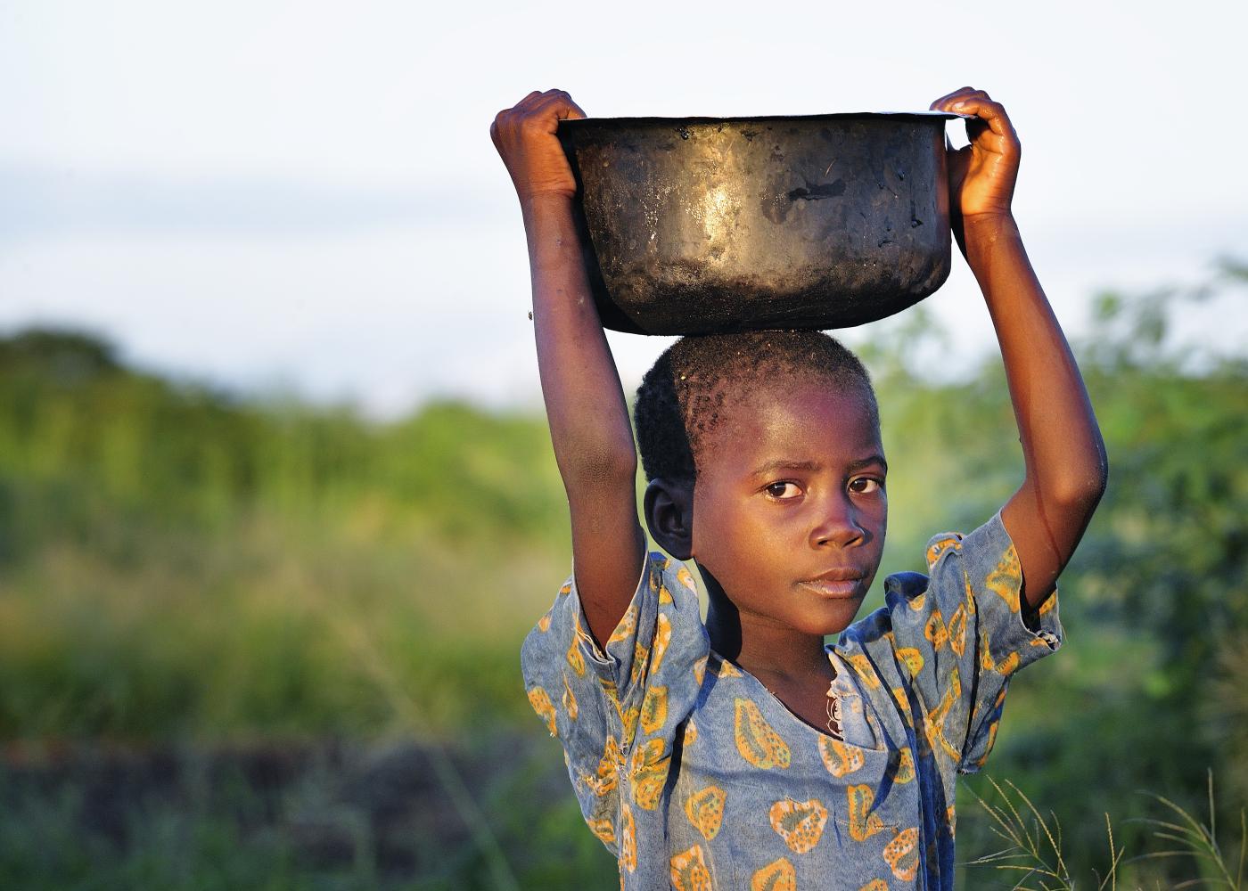 Children from Malawi carrying water
