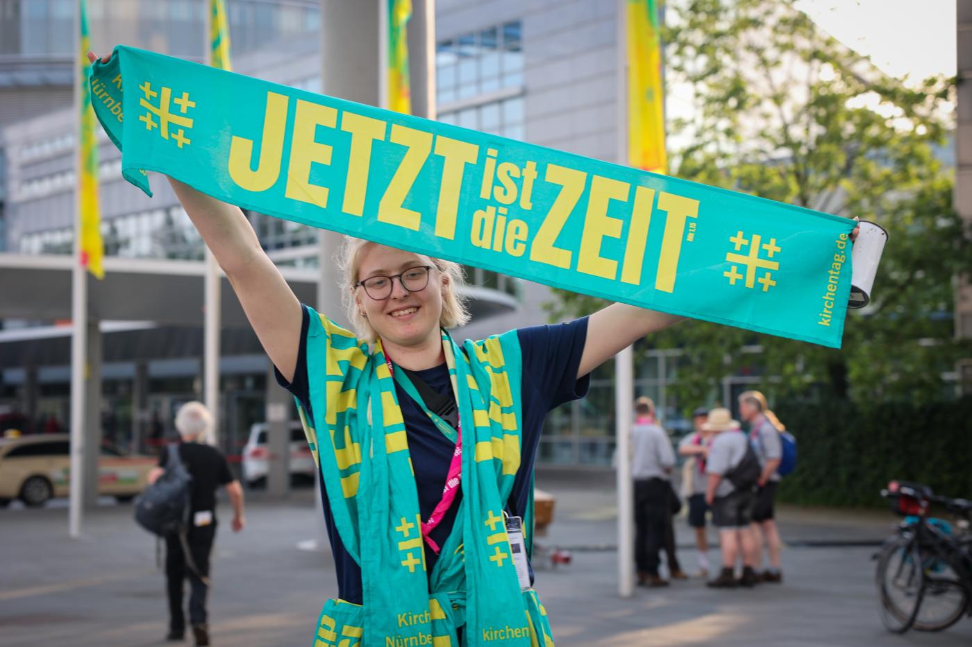 Kirchentag scarf with the theme for 2023, "Jetzt ist die Zeit"