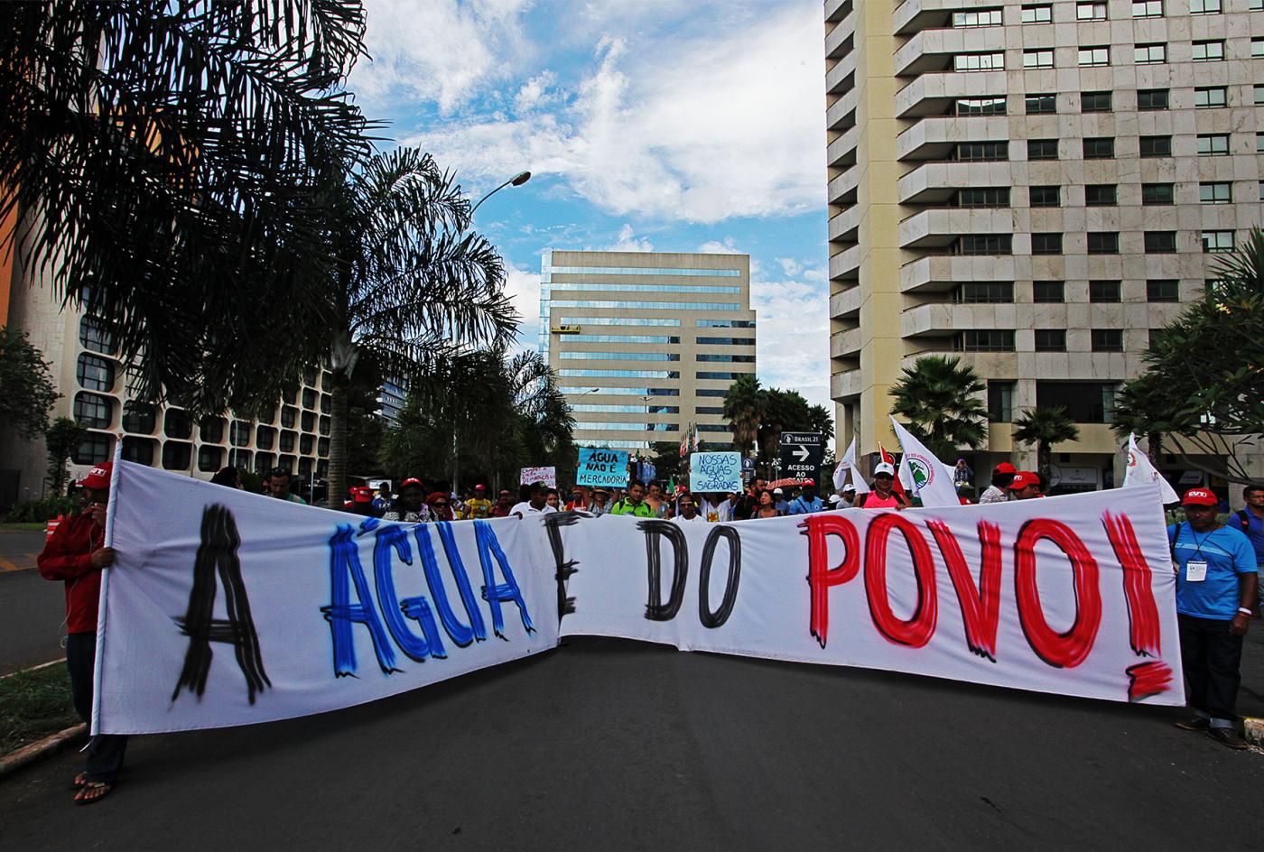 „Wasser gehört den Menschen“ heißt es auf einem Transparent auf der FAMA-Demonstration in Brasilia. Foto: Paulino Menezes/ÖRK