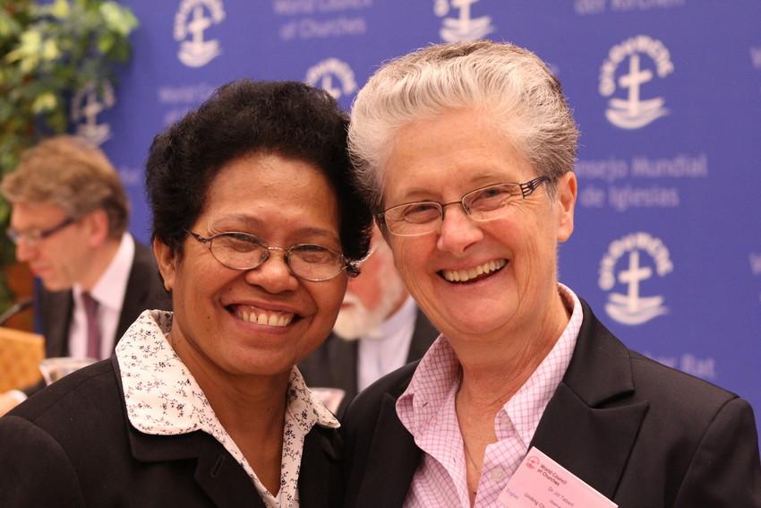 Jill Tabart (à droite) et Margaretha M. Hendriks-Ririmasse (à gauche) au Comité central du COE en 2011. Photo: Kelly Brownlee/COE