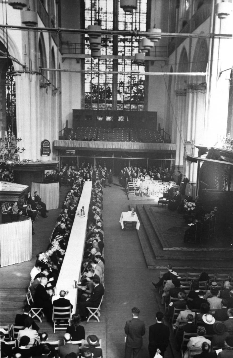 Service de communion pendant l’Assemblée d’Amsterdam, en 1948. Photo: © Archives du COE