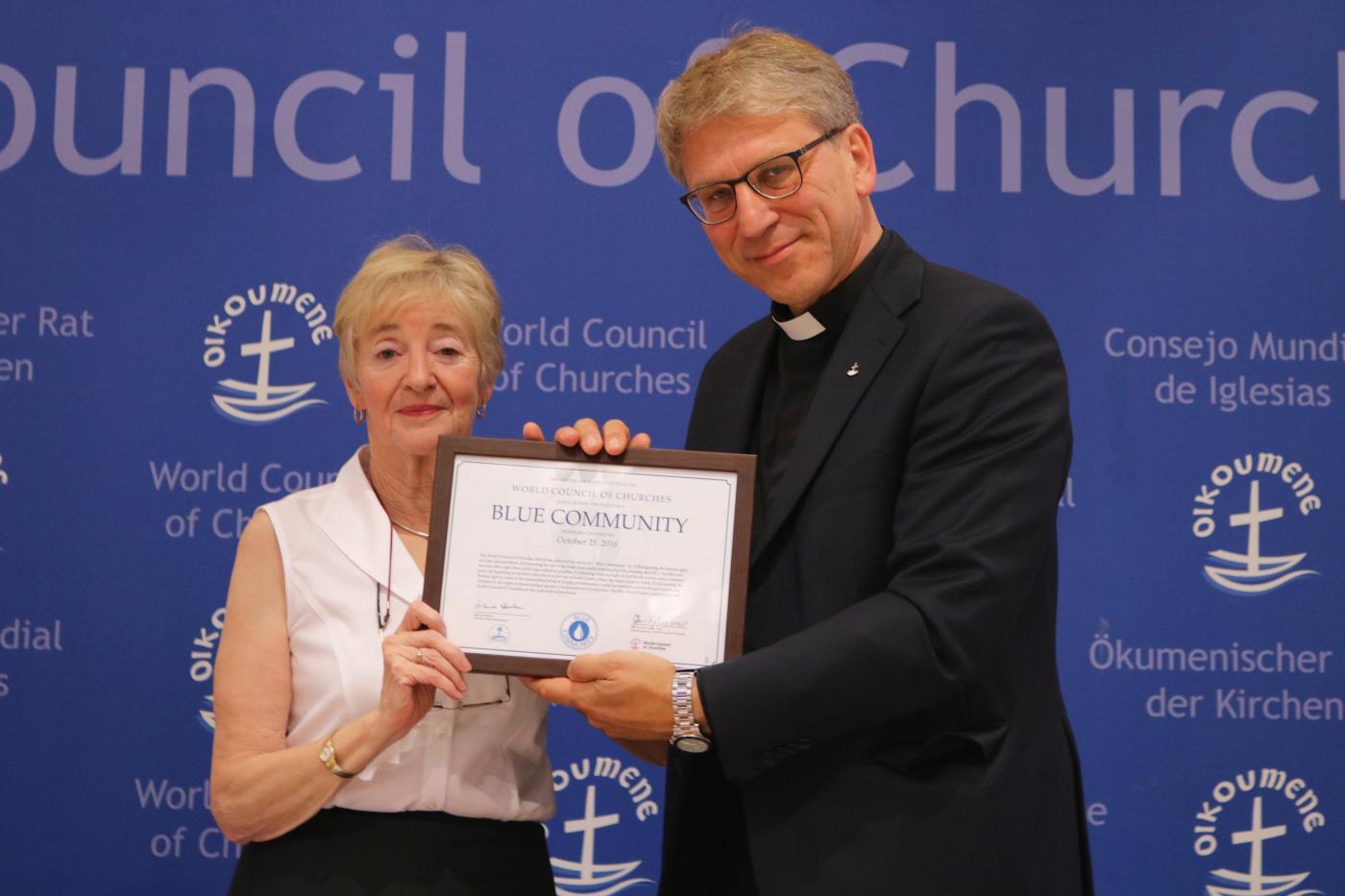 Maude Barlow awards the Blue Community certificate to WCC. Photo: Ivars Kupcis/WCC