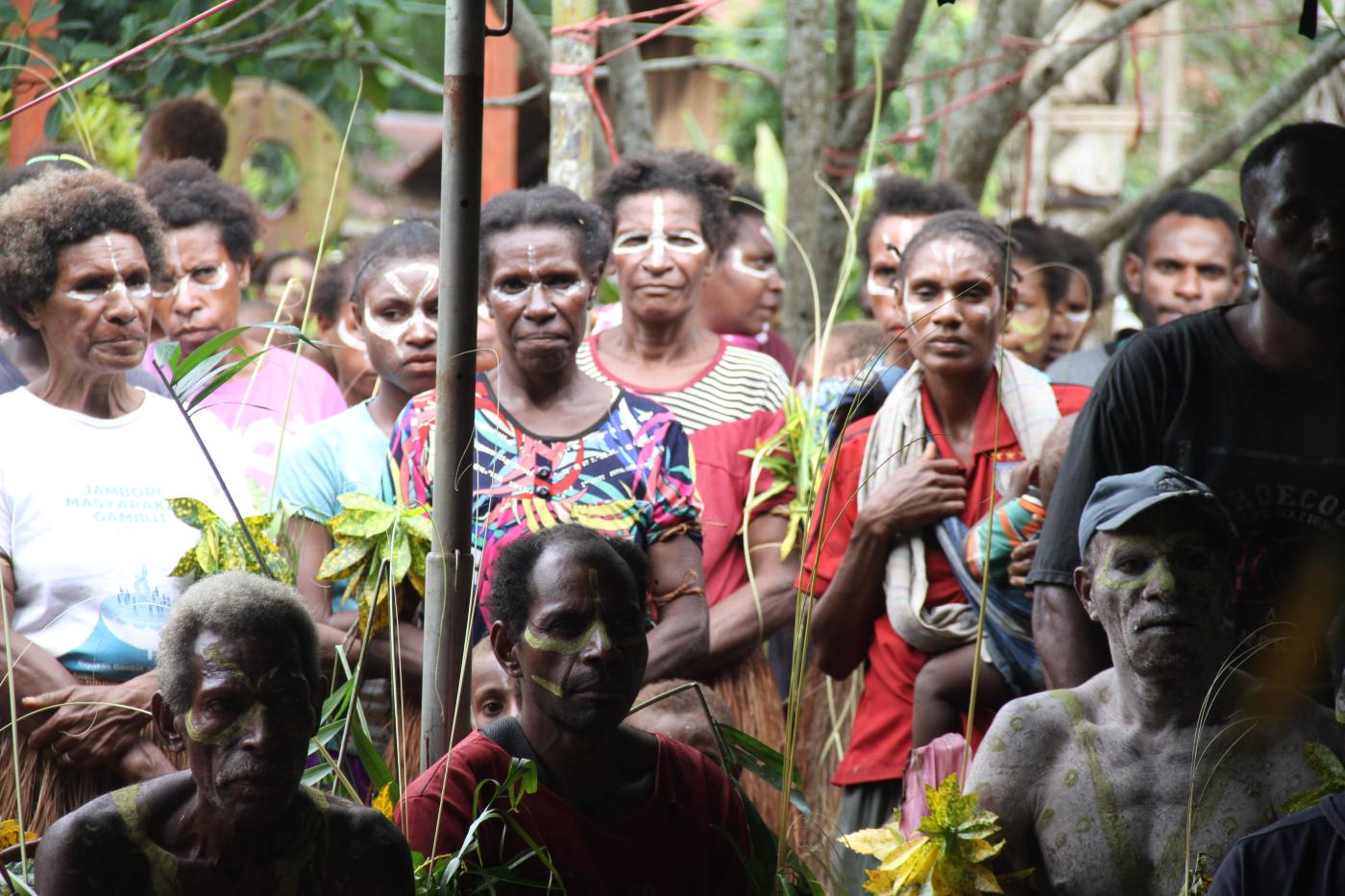 Habitantes locales dando la bienvenida a la delegación del CMI en Kaliki, cerca de Merauke, en la provincia de Papúa. Fotografía: Jimmy Sormin/CMI
