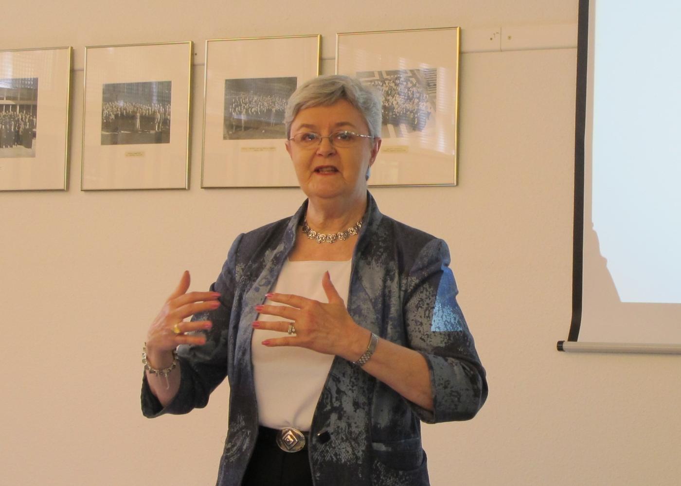 Trudy Huskamp Peterson speaking at a WCC Archives event in Geneva.