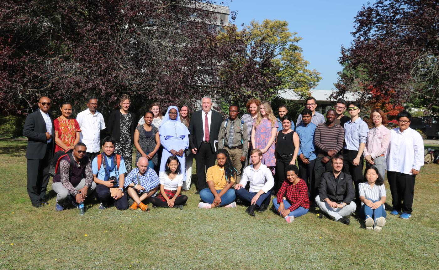 Le nouveau groupe d’étudiant-e-s à Bossey rassemblé devant le Centre œcuménique à Genève, en Suisse. Toutes les photos: Ivars Kupcis/COE