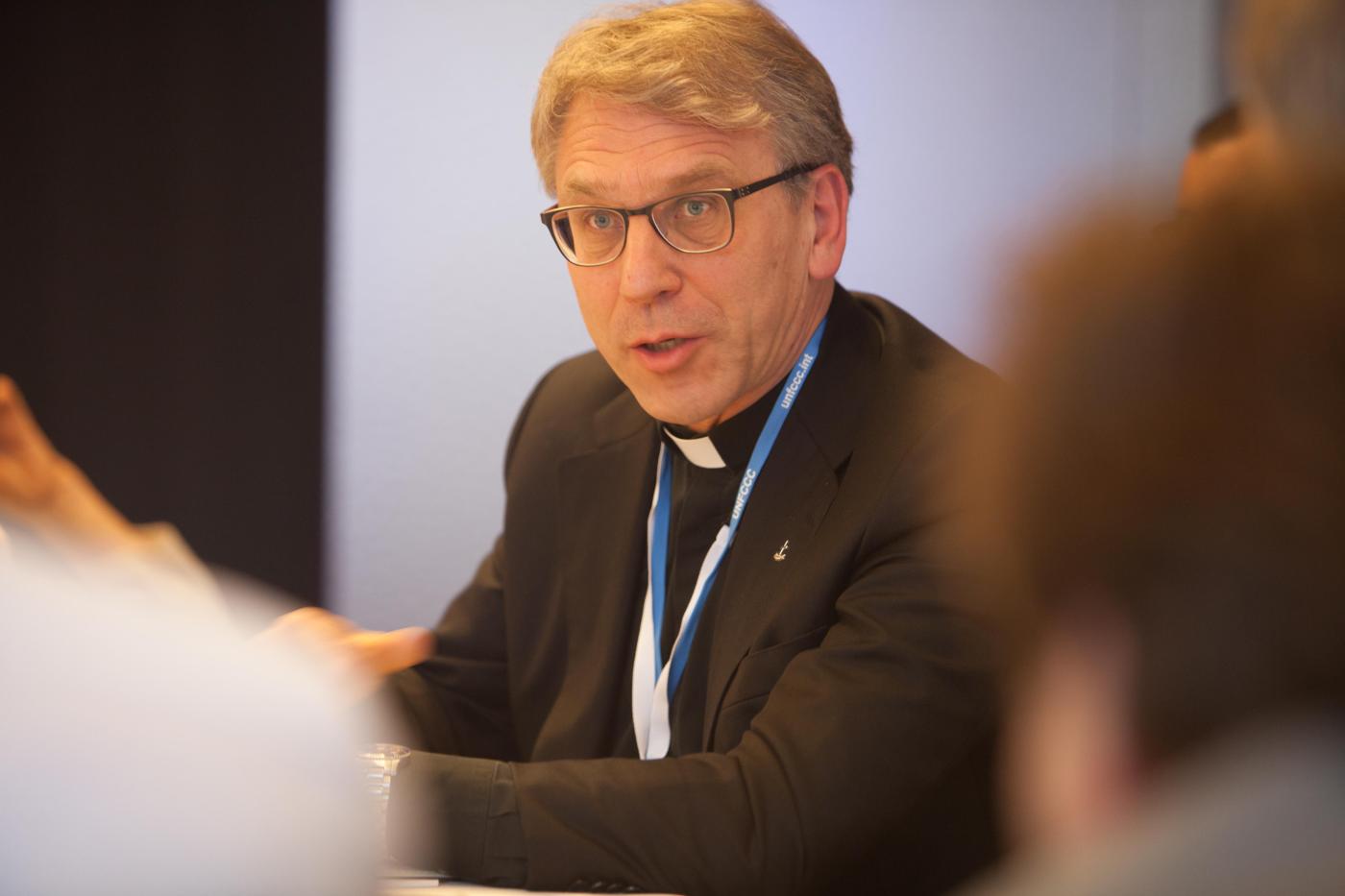 El Rev. Dr. Olav Fykse Tveit, secretario general del CMI, en la Conferencia del Clima de París. © Sean Hawkey/CMI