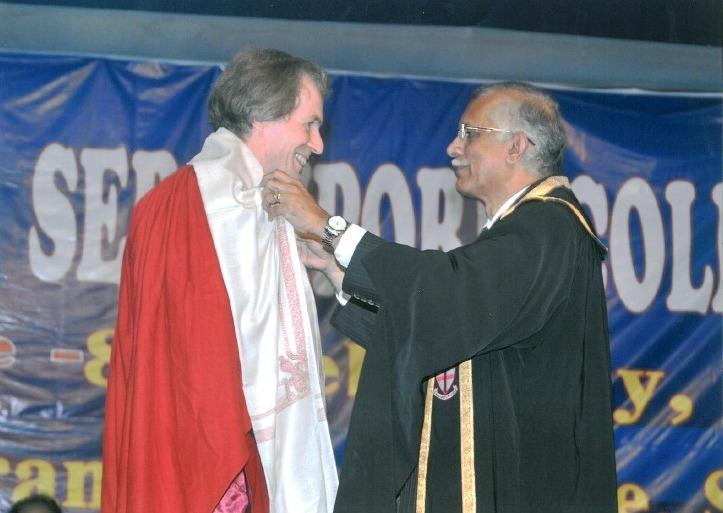 Dietrich Werner receiving the honorary degree of doctorate from Bishop John Sadananda of the Karnataka Diocese of the Church of South India, master of Serampore College in India. © Serampore College