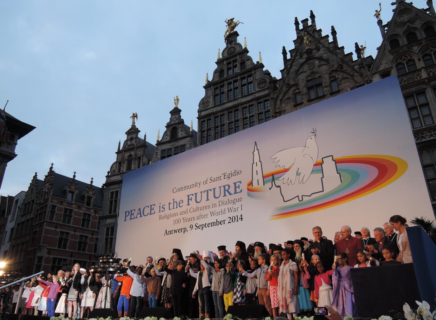 Religious leaders at the Sant’Egidio meeting signed “An Appeal for Peace” at the Grote Markt with thousands of participants.© WCC/Marianne Ejdersten  