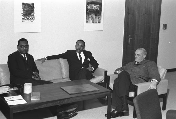 De gauche à droite : Philip Potter, Martin Luther King (USA), E. C. Blake, visite officielle de Martin Luther King au COE, juin 1967, Photo : COE