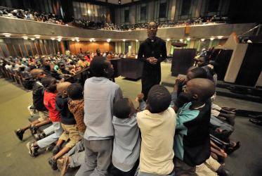 A pastor speaks to children during an evening worship service for refugees from Zimbabwe and other African countries in the Central Methodist Church in Johannesburg, South Africa, Photo: Paul Jeffrey/Life on Earth pictures