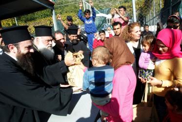 Ο Μακαριώτατος Αρχιεπίσκοπος Ιερώνυμος κατά τη διάρκεια μίας από τις επισκέψεις του σε κέντρα υποδοχής προσφύγων, Σάμος, Ελλάδα, 2015, Φωτογραφία: Χρήστος Μπόνης / Εκκλησία της Ελλάδας