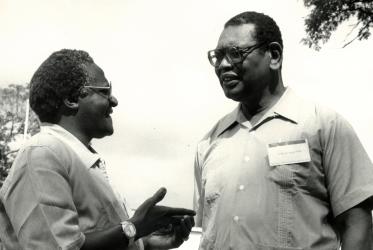 Obispo Desmond Tutu (izquierda) con Dr. Philip Potter, secretario general del CMI, durante el Comité Central del CMI en Jamaica (1979), que abordó, entre otras cosas, la cuestión de la lucha contra el racismo. Foto: CMI