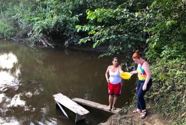 Des femmes vont chercher l’eau pour les soins de toilette et d’hygiène dans la localité de Caño Manso, dans le Chocò, en Colombie. © Pamela Valdes/COE