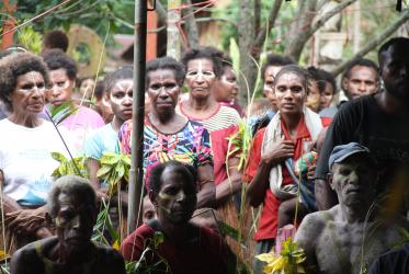 Dorfbewohner begrüßen die ÖRK-Delegation in Kaliki nahe Merauke in der Provinz Papua. Foto: Jimmy Sormin/ÖRK