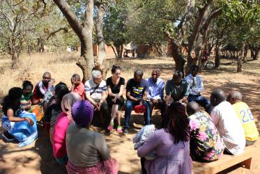 Los participantes de la Escuela Ecuménica de Gobernanza, Economía y Gestión durante una de las visitas de familiarización en Zambia. ©Adrian Mendoza/CCZ 