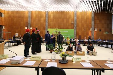 Führungspersonen verschiedener Religionen entzünden mit musikalischer Begleitung gemeinsam eine Lampe. Foto: Rhoda Mphande/ÖRK