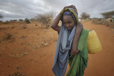 Une femme transportant de l'eau, au nord-est du Kenya. ©ACT/Paul Jeffrey