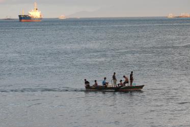 Cada día embarcaciones con cientos de migrantes de toda Indonesia llegan a la bahía de Jayapura en Papúa Occidental. Foto: Marion Unger/CMI