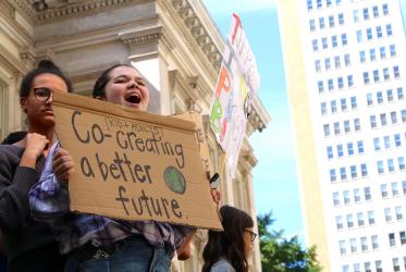 “Niños y adultos cocreando un futuro mejor”, dice el cartel de una joven participante en la manifestación por el clima en Nueva York. Foto: Marcelo Schneider/CMI
