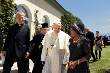 Pope Francis walks through the garden of Château de Bossey in coversation with WCC moderator Dr Agnes Abuom. Photo: Peter Williams/WCC