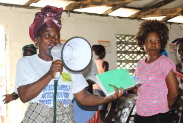 Le FAWE, partenaire de l’Alliance ACT, s’assure le concours de responsables communautaires au Liberia pour lutter contre la propagation de l’Ebola. © ACT/FCA/Leena Lindqvist
