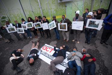 Aktion des ACT-Bündnisses über Verluste und Schäden in der Haupthalle der COP 21 in Paris. © Sean Hawkey/ÖRK