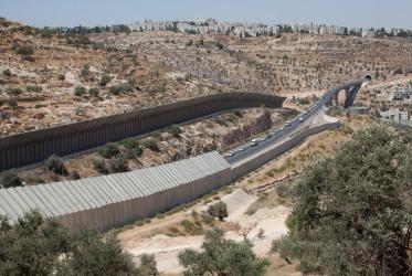 Plusieurs kilomètres de la barrière de séparation sont construits sur des terres confisquées aux Palestiniens. Photo: Sean Hawkey/COE