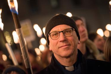 El Rev. Dr. Olav Fykse Tveit se manifiesta a favor de la paz en Oslo (Noruega) en diciembre de 2017. Fotografía: Albin Hillert/CMI