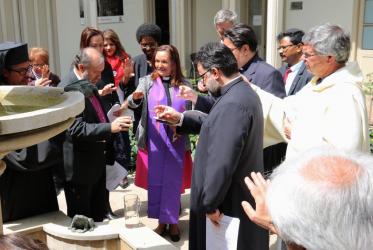 Rev. Gloria Ulloa blessed the water at the end of the service. Photo: Marcelo Schneider/WCC