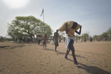 Menschen empfangen Lebensmittel vom ACT-Bündnis in Rumading im Südsudan. © Paul Jeffrey/ACT-Bündnis, 2017
