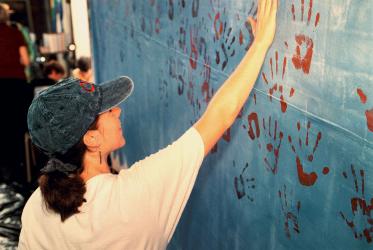 "Ich hinterlasse einen Handabdruck, einen heiligen, denn ich bin 'imago Dei', Trägerin des göttlichen Bildes". Wandbild entstanden während des Dekade-Festivals im Vorfeld der ÖRK-Vollversammlung 1998. Foto: Chris Black/ÖRK