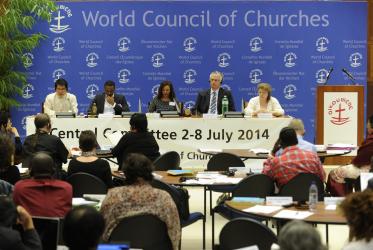 Des membres du Comité central échangent leurs points de vue sur la solidarité œcuménique. © COE/Peter Williams
