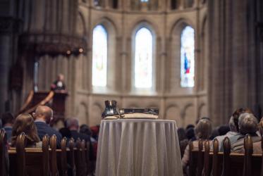 Taufbecken mitten in der Saint-Pierre-Kathedrale in Genf, wo fünf christliche Traditionen gemeinsam das 20-jährige Bestehen der historischen Gemeinsamen Erklärung zur Rechtfertigungslehre feierten. Bild: Albin Hillert/LWB