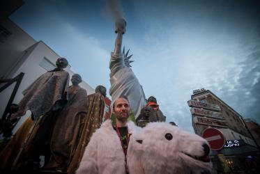 Una estatua de la libertad y un oso polar en una manifestación pública durante las conversaciones sobre el cambio climático de la ONU, en la COP21, en París. ©Sean Hawkey/CMI