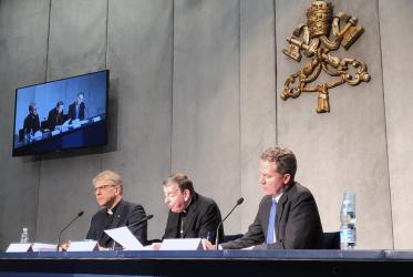 Conferencia de prensa con el Rev. Dr. Olav Fykse Tveit (izquierda) y el cardenal Koch (centro). Fotografía: Marianne Ejdersten/CMI