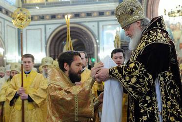 During the Divine Liturgy celebrated to mark the first anniversary of the enthronement of Patriarch Kyrill, Archbishop Hilarion of Volokolamsk was elevated to the rank of metropolitan. © Patriarchal press service