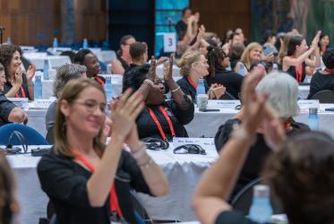 22 de junio de 2023, Ginebra (Suiza), durante la reunión de mujeres en el Comité Central del Consejo Mundial de Iglesias, las mujeres se aplauden mutuamente para celebrar su presencia en el Comité Central, que se reúne en Ginebra del 21 al 27 de junio de 2023, en su primera reunión plenaria tras la 11ª Asamblea del CMI en Karlsruhe en 2022.
