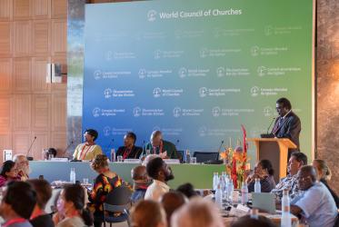23. Juni 2023, Genf, Schweiz: Armstrong Pitakaji von der Vereinigten Kirche auf den Salomonen spricht während eines Pilgerweg-Plenums zum Thema Gerechtigkeit im Rahmen der Tagung des ÖRK-Zentralausschusses vom 23. bis 27. Juni 2023 in Genf, die die erste Volltagung des Gremiums seit der 11. ÖRK-Vollversammlung 2022 in Karlsruhe ist.